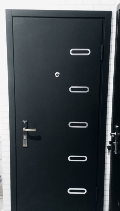 Temir eshiklar 1 yil kafolati bilan Zamok yaxshisi quyib beriladi