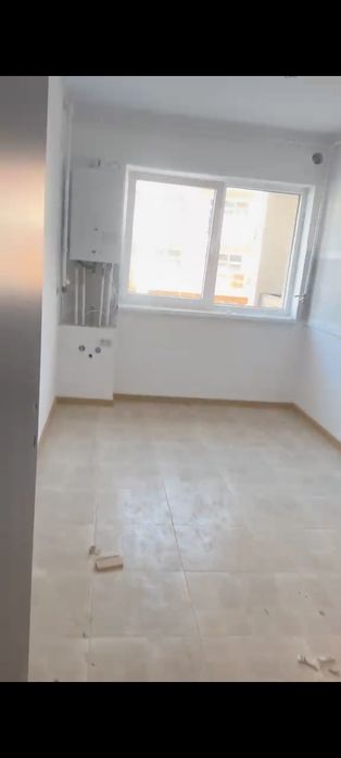 Vând apartament cu trei camere și parcare