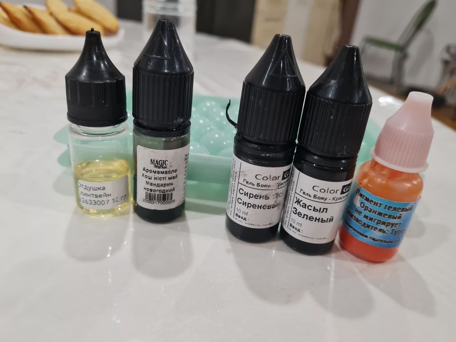 Продам отдушки,  красители и формы для мыла