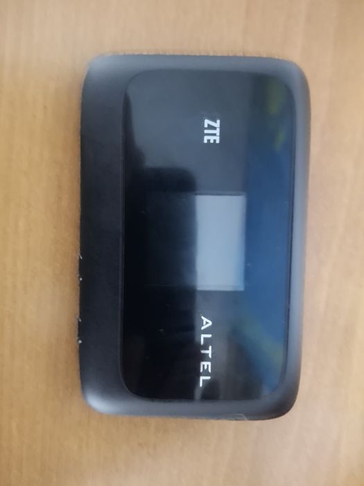 4G Wi‑Fi роутер **ZTE Altel MF910L**.