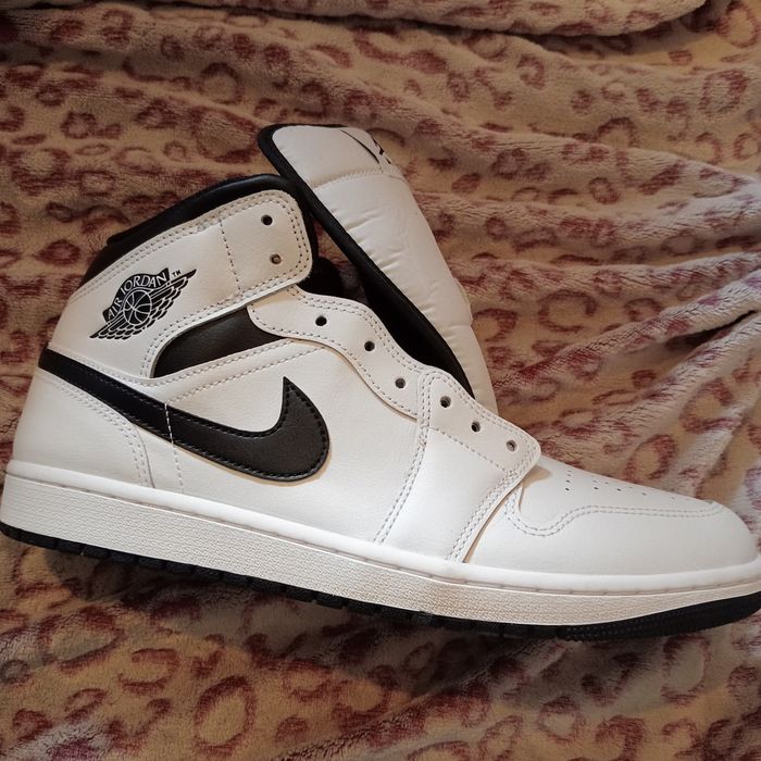 JORDAN 1MID black/white