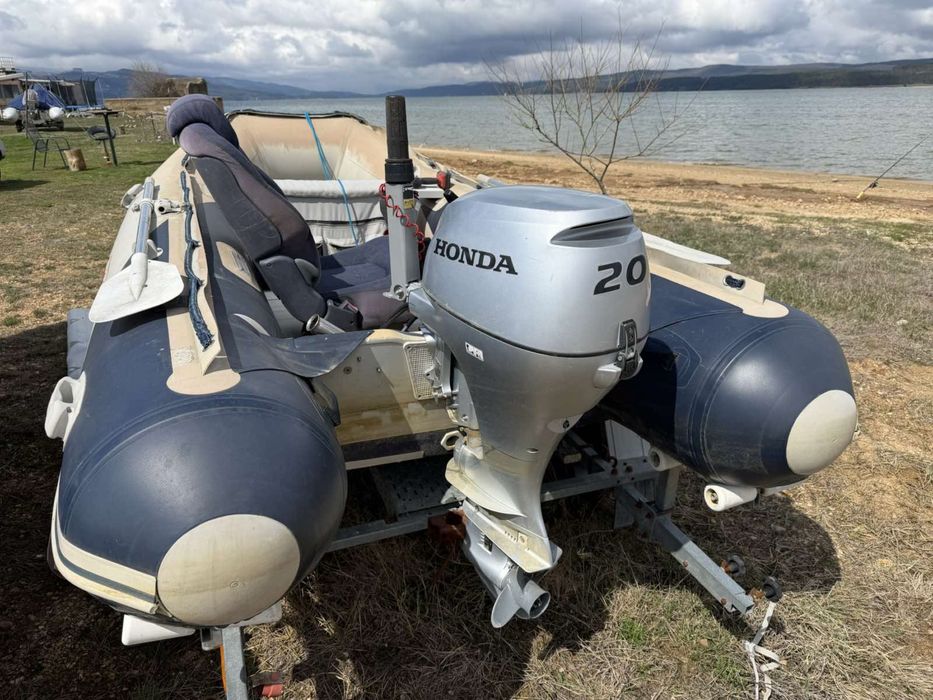 Лодка с двигател и колесар