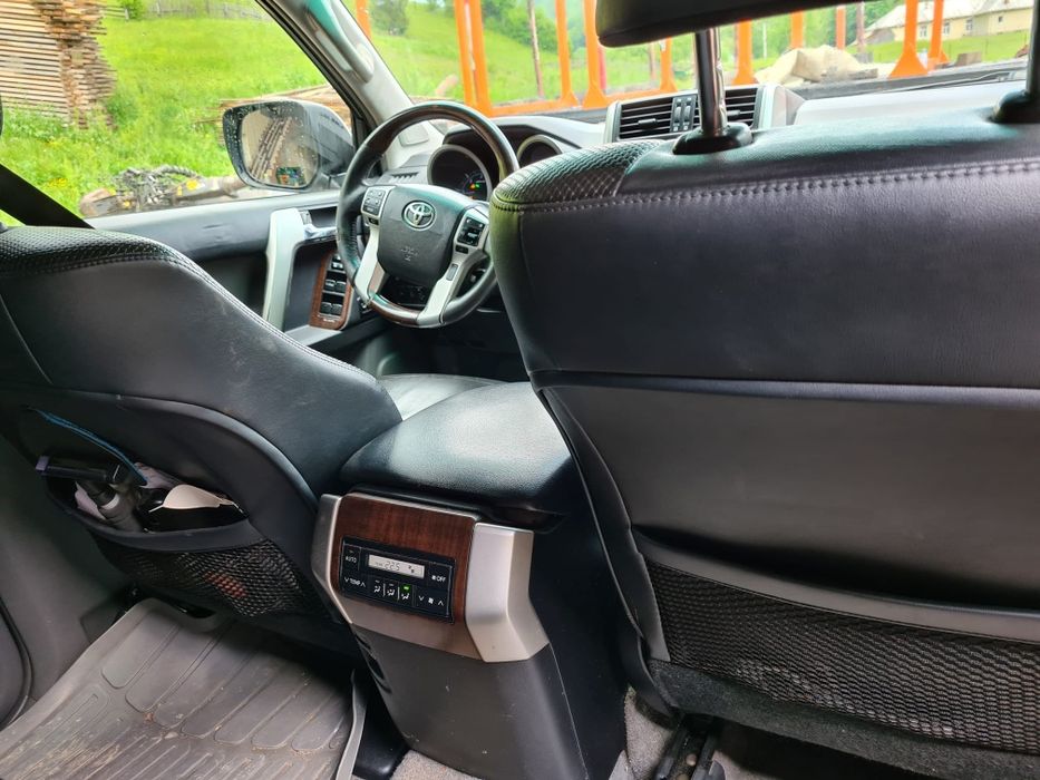 Vând Toyota LandCruiser J150 full option.