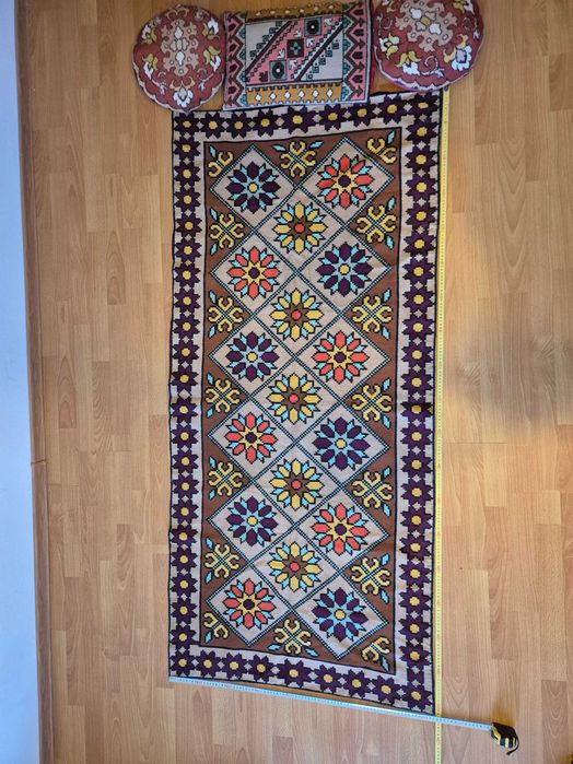 Covor cu motive artistice + 3 perne