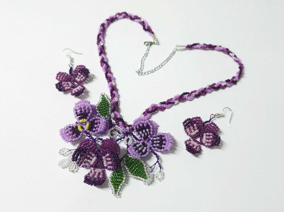 Set bijuterii Panselute mov cu colier cercei, handmade, margele unicat