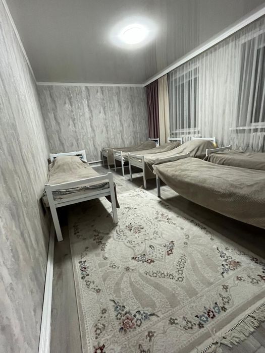 Әйелдер төрт аяқты тік тұрады