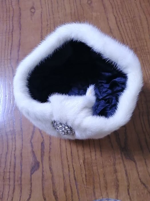 Белая норковая шапка для модниц
