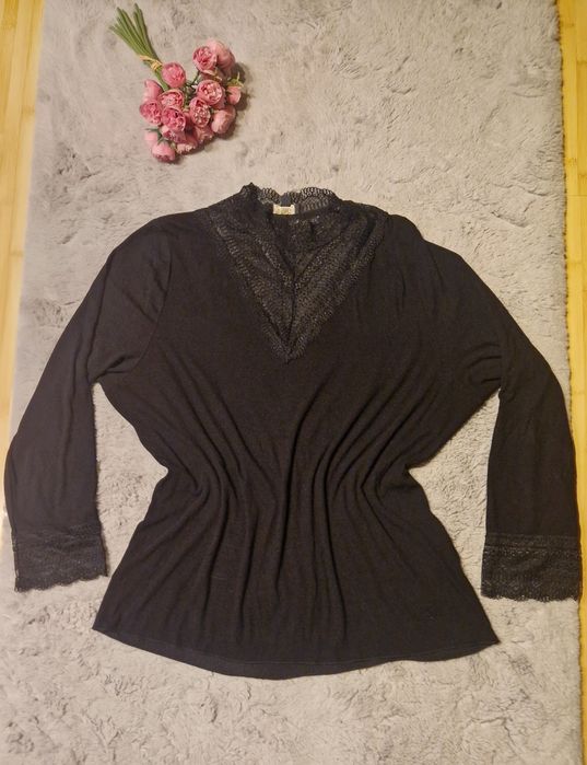 bluză neagră elegantă cu decolteu și manșete din  dantela