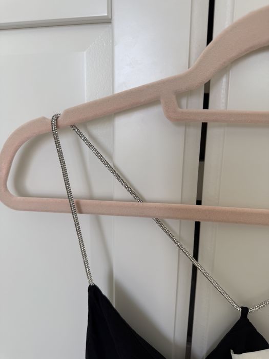 Бял и черен сатенен потник с блестящи презрамки HM