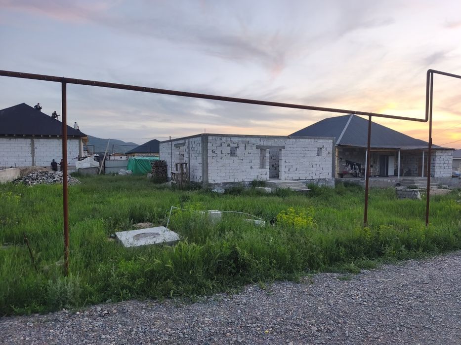 Продам участок с недостроенный дом