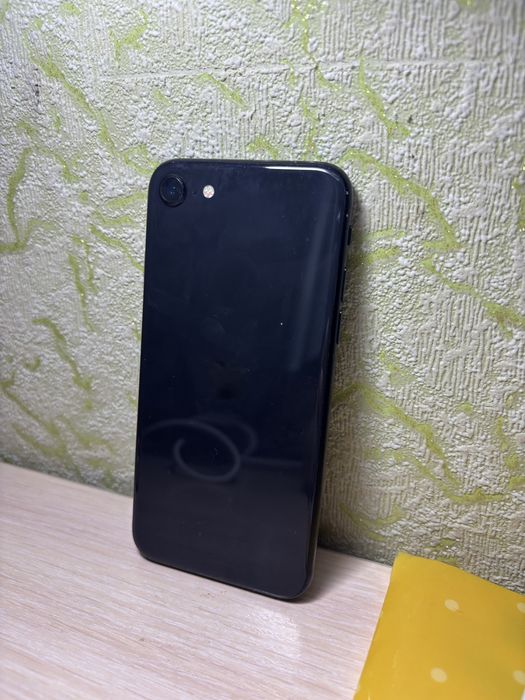 Продаю Iphone SE 2020