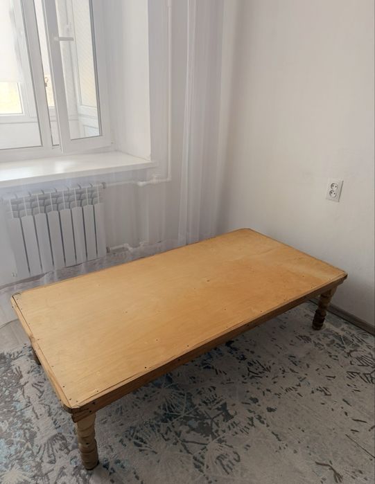 низкий деревянный стол