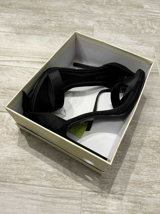 Черни, високи токчета