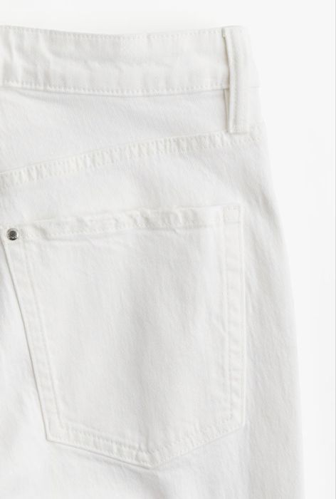 Дънки със slim straight кройка и висока талия