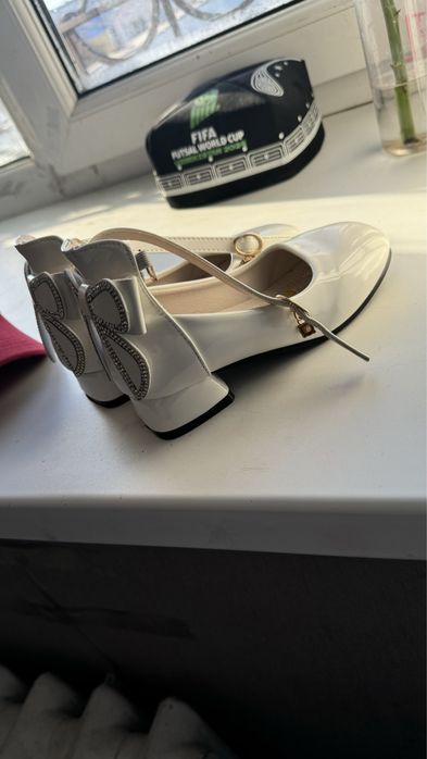 Белые нарядные туфли на девочку