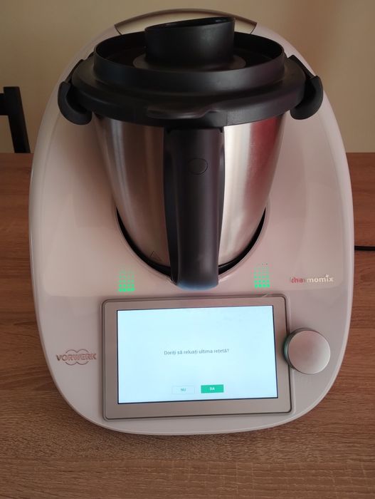 Thermomix cu două boluri și doi fluturi.
