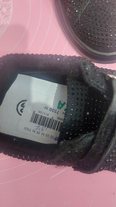 Продам новые кроссовки