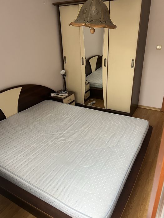 Спалня с матрак