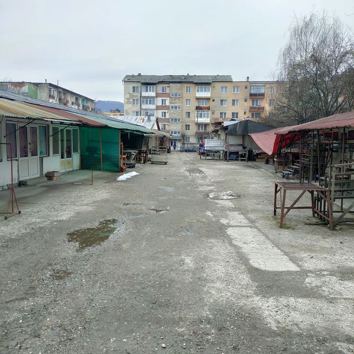 Închiriez convenabil spatiu comercial