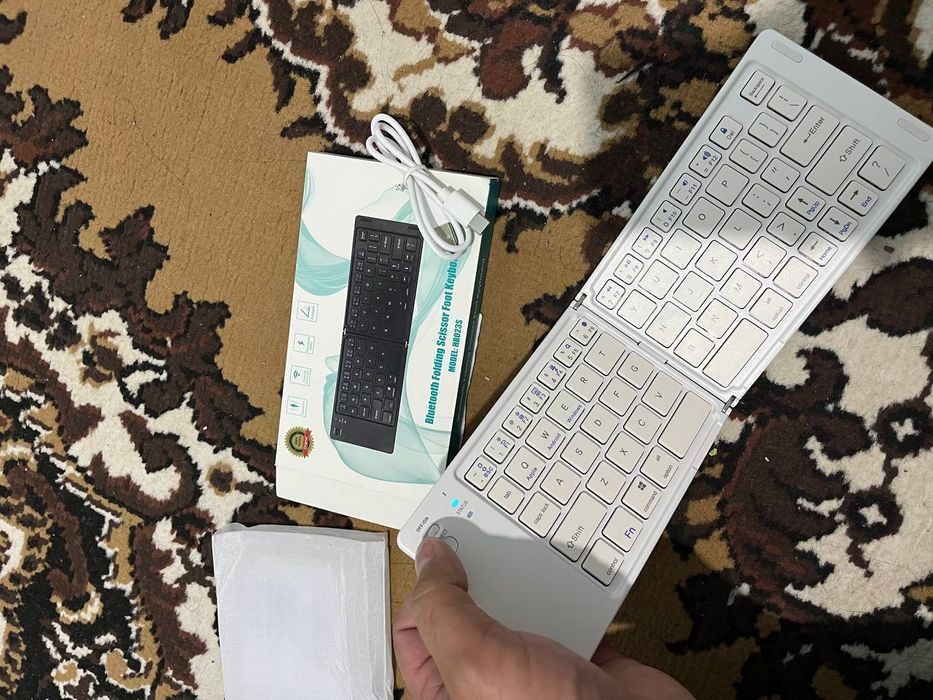 Bluts klaviatura. Kompaktniy va qimmatbaxo. Olib yurishga qulay. 2 ta