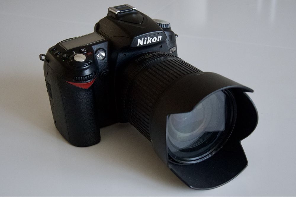 Продаю Nikon D90 + 2 объектива и сумка