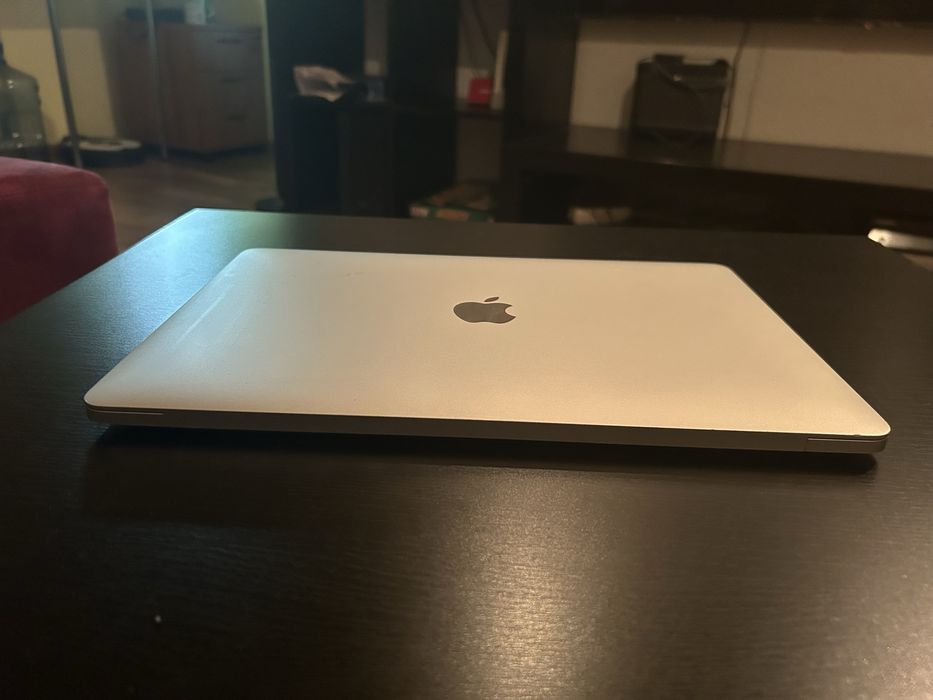 Macbook Pro 13" A1708 i5 8 GB RAM 128 GB SSD 269 cicluri