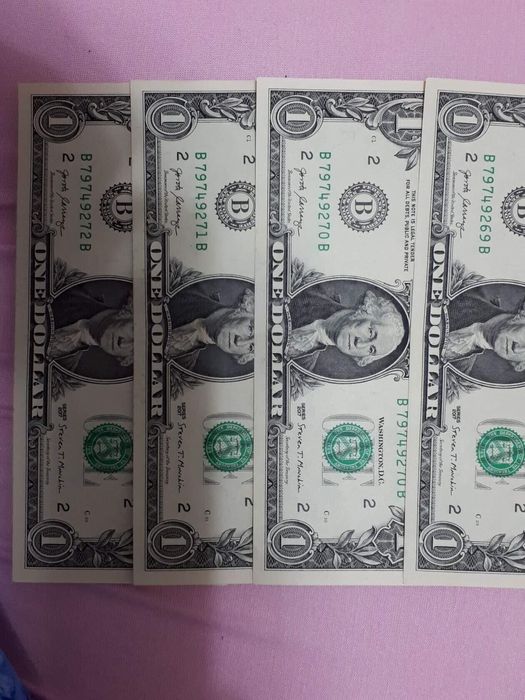 Один и два доллара США.