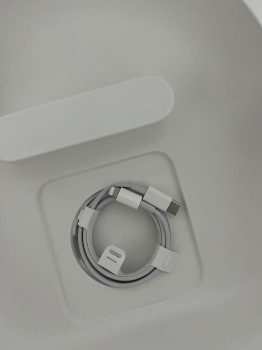AirPods Max Red наушник