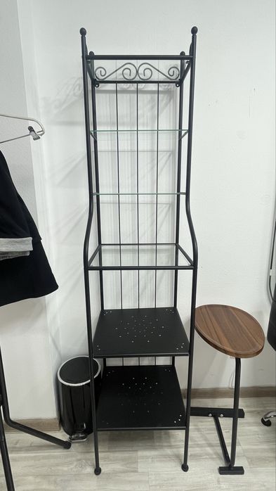 Стелажи с полками.