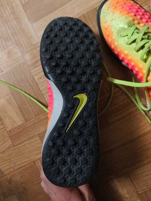 Продавам футболни обувки/стоножки/ 37,5