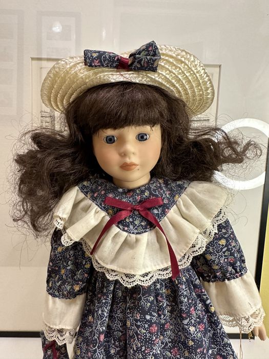 Papusa ceramica de colectie Promenade