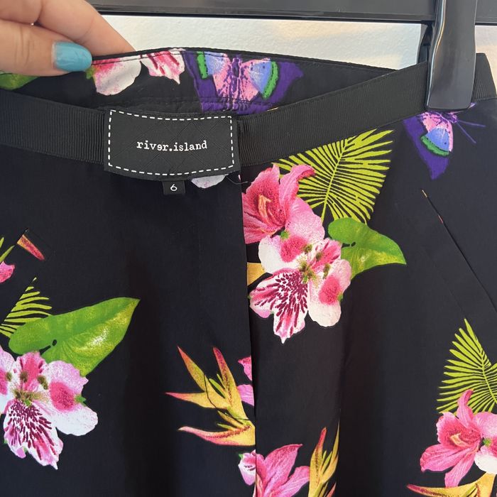 Pantaloni scurti River Island marime 36 S negru model floral