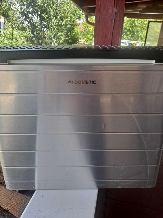 Lada frigorifica auto/rulota DOMETIC si Electrolux, ambele 12V / 220V si gaz la 30 mbar
