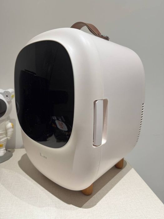 Продается мини холодильник для косметики.