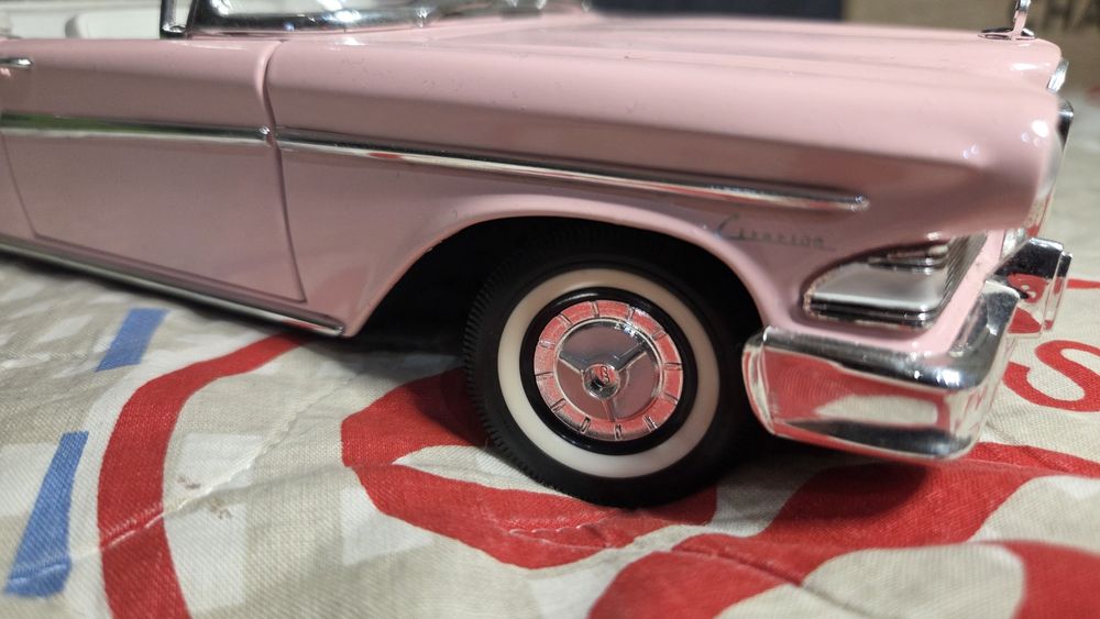 Колекционерски модел Edsel кабриолет в мащаб 1:18