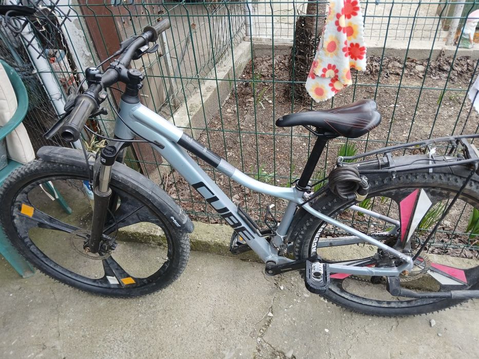 Vând bicicletă club stare foarte bună și două roți