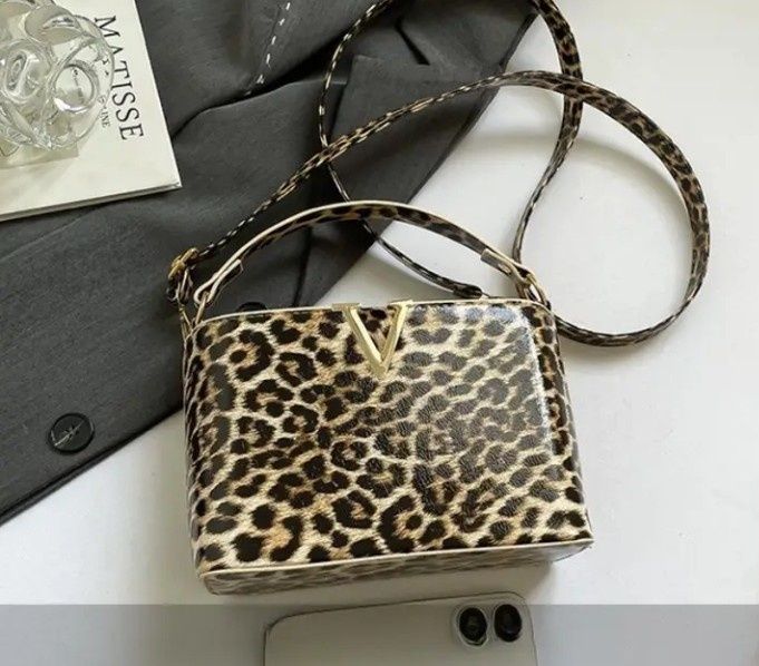 Geanta mini animal print,model Valentino, logo metalic auriu, saculet