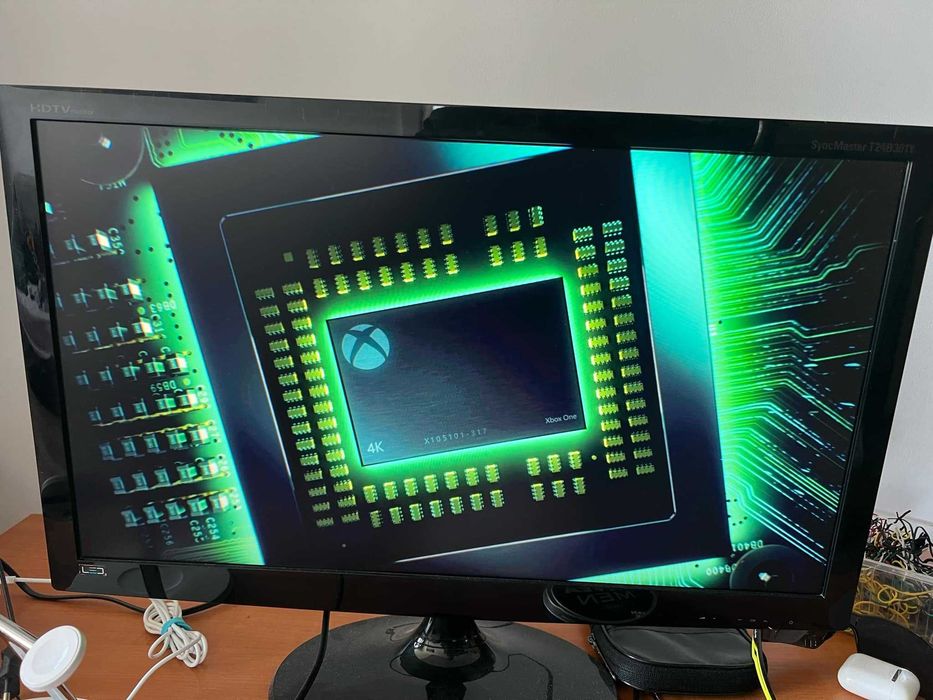 Consola XBOX ONE X 1TB 4K echivalent ps4 pro cu 2 manete si cabluri