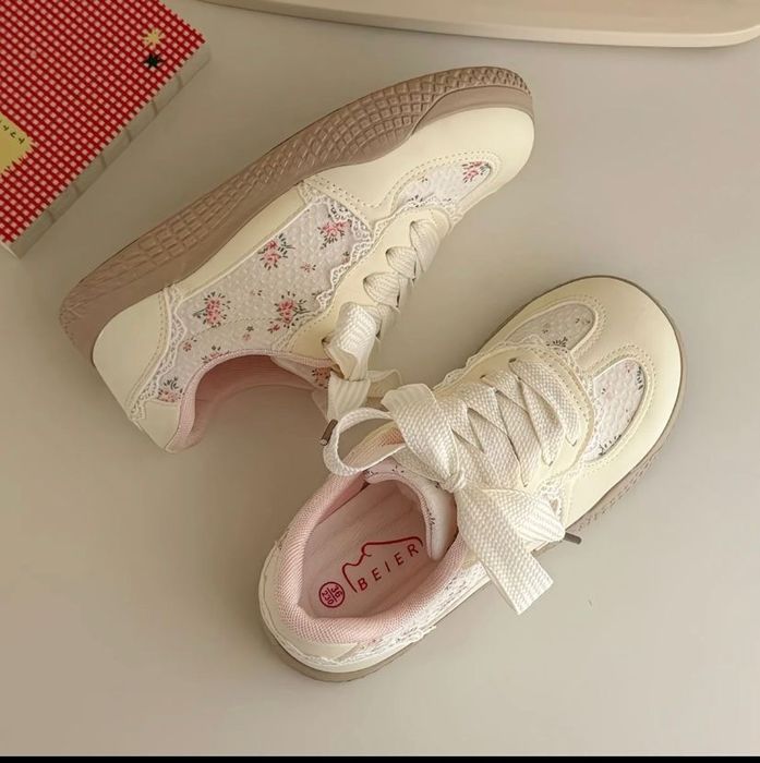 Кроссовки женские