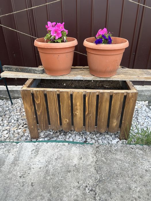 Jardiniera din lemn de brad , 2 buc noi
