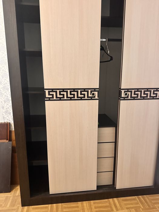 Шкаф 3 дверный , масивный