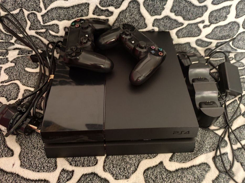 Продавам PlayStation 4 Slim - 500GB