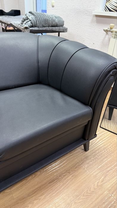 Продам диван кожаный