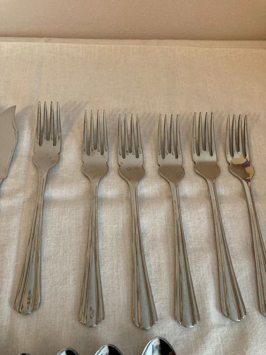 Комплект вилици и ножове за риба и 6 кафени лъжички
