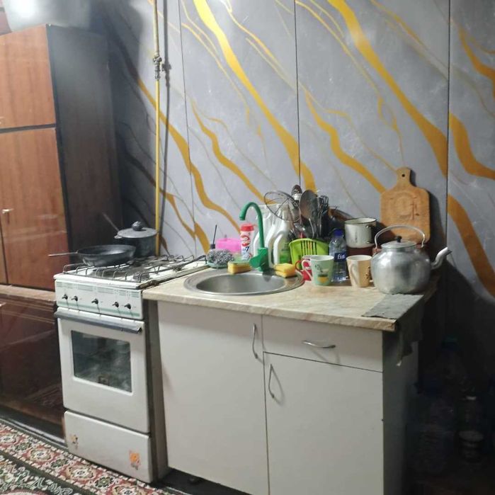 Kogon shahrida barcha qulayliklarga ega 1 xonali kvartira  sotiladi.