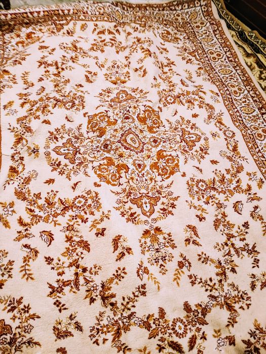 Vand doua covoare persane calitative.