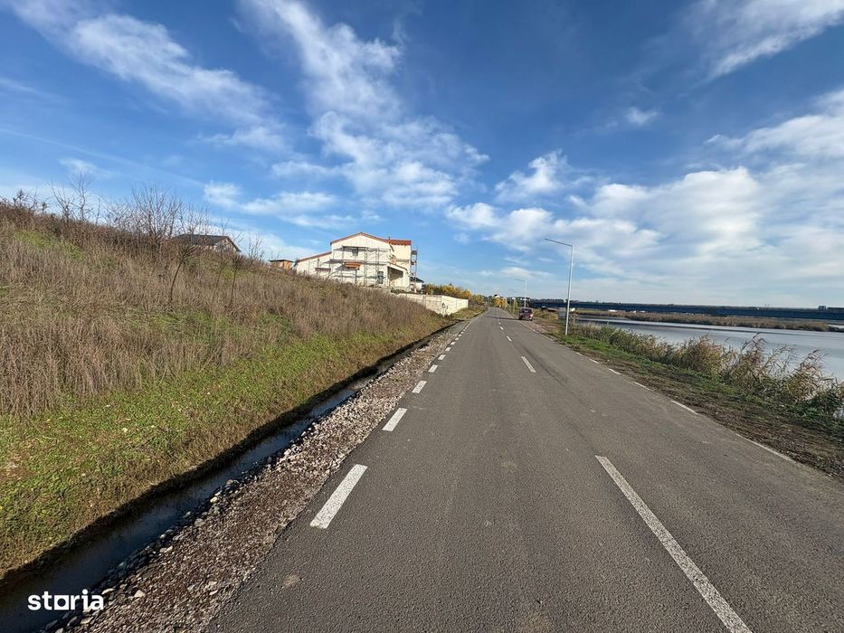Teren 10.009 mp cu deschidere 70 m — vedere la lac și pădure