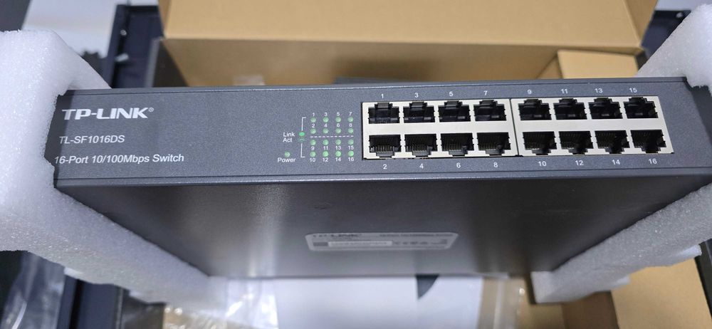 Switch 16 Porturi TP-Link TL-SF1016DS - Desktop/Rackabil Carcasă Metal