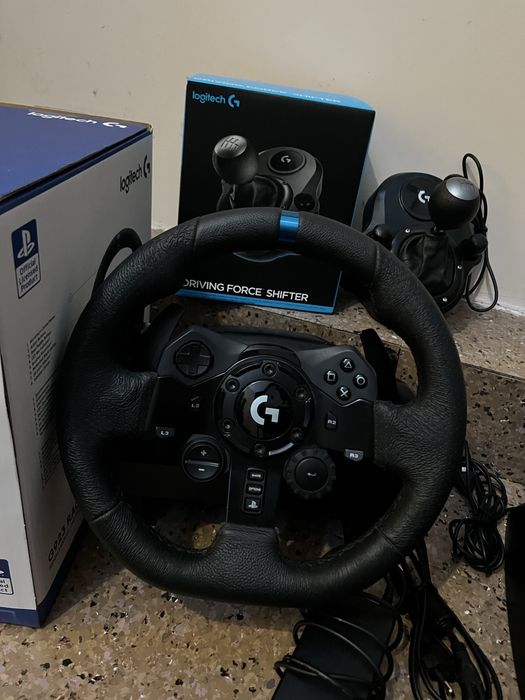 Logitech G923 със скорости и стойка!