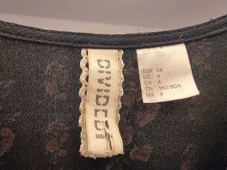 Rochie neagra cu flori si croi special